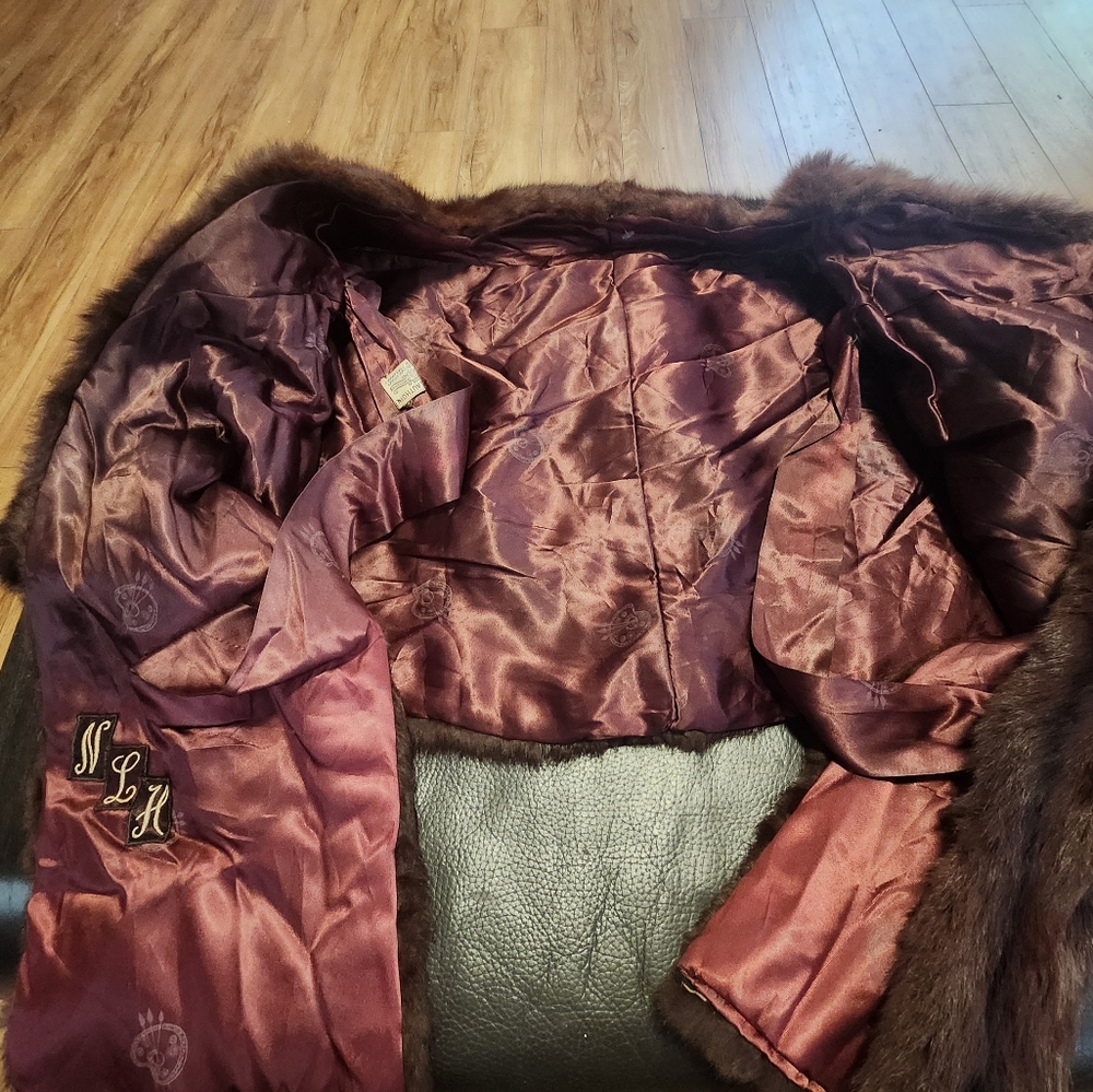 Pre-owned,  but very good condition women's fur shawl. - Picture 4 of 13